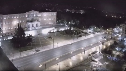 Alarmohet policia në Athinë, një burrë doli gjysmë i zhveshur para parlamentit! Kërcënoi se do qëllonte me armë