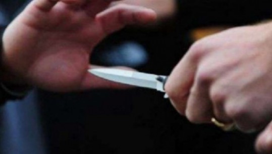 Plagosi me thikë një person, arrestohet 18-vjeçari në Durrës 