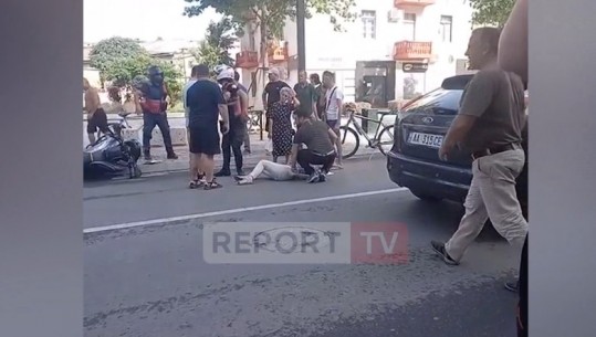 Polici duke çaluar dhe vajza e shtrirë në tokë, pamje nga vendi i aksidentit në Vlorë (VIDEO)