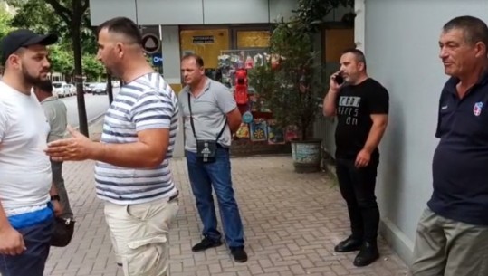 Policia shoqëroi taksistin në Lezhë, kolegët mblidhen në protestë para komisariatit: Lirojeni