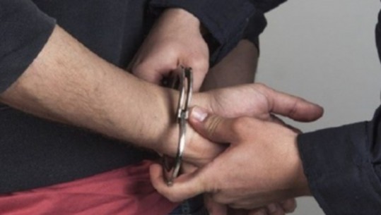 Fier/ Përndiqte të miturën, arrestohet 20-vjeçari
