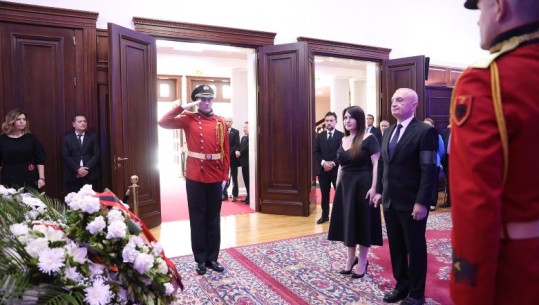 I shoqëruar nga e bija, Meta kryen homazhe në nder të ish-presidentit Bujar Nishani
