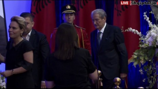 Monika Kryemadhi dhe Sali Berisha, i shoqëruar nga Liri Berisha i japin lamtumirën e fundit ish presidentit Nishani