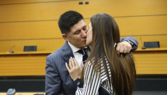 FOTOLAJM/ Prokurori i Krujës kalon vettingun, nuk mban emocionet në sallën e KPK Momenti kur shkëmben puthje në buzë me partneren