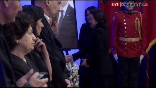 Ambasadorja amerikane Yuri Kim homazhe në nderim të ish-presidentit Bujar Nishani