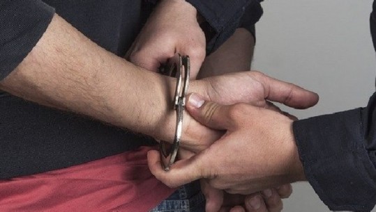Vodhi portën tek spitali i Sarandës, arrestohet 29-vjeçari