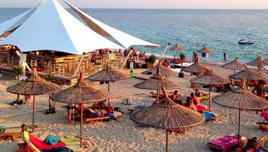 Sezoni veror nis me sherr për shezlongët, u zunë për vendosjen e çadrave të plazhit në Durrës, 3 persona në hetim