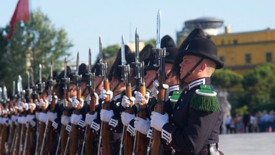 Garda Mbretërore e Norvegjisë performon në Bulevardin ‘Dëshmorët e Kombit’, Veliaj: Paqja asnjëherë nuk duhet marrë si e mirëqenë