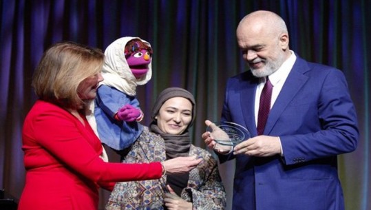 Shqipëria hapi dyert për afganët, Rama nderohet me çmimin prestigjoz në SHBA: Ajo çfarë u detyrohemi fëmijëve është kujtesa! Turp për ata që s'i pritën! 