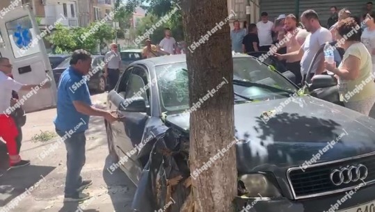 Aksident në Sarandë, makina del nga rruga dhe përplaset me pemën, dy të plagosur (VIDEO)