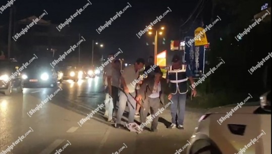 VIDEO/ I moshuari përplaset nga makina në Elbasan, drejtuesi i mjetit largohet nga vendngjarje por rikthehet! I lënduari pikaset nga drejtori i policisë