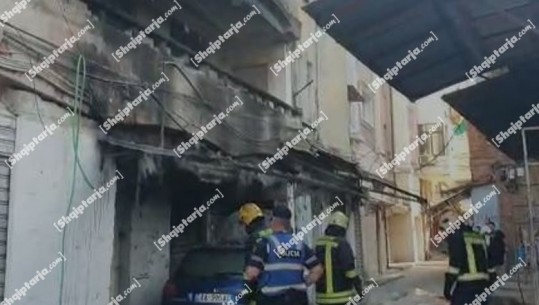 Përfshihet nga flakët një makinë në Tiranë, zjarri rrezikon një pallat 3 katësh (VIDEO)