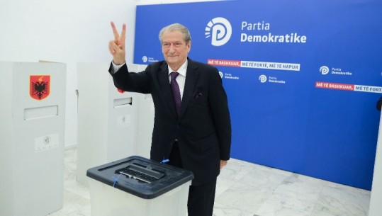 I buzëqeshur përshëndet me dy gishta lart, Sali Berisha voton për postet drejtuese të PD