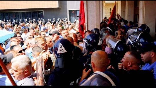 Veteranët e luftës së UÇK-së protestojnë para Kuvendit të Kosovës! Policia i ndalon me gaz lotsjellës! Dështon votimi i projektligjit për pagën minimale