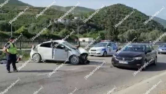 Aksident në Elbasan, përplasen 2 makina, 3 persona të plagosur (VIDEO)