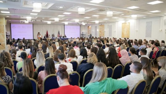 Trajnohen 250 mësues për gjuhën angleze në klasat e para, Ministrja e Arsimit: Teknikat e reja rrisin cilësinë e mësimdhënies në gjuhën angleze