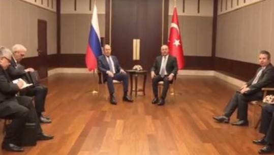 Pas anulimit të vizitës në Serbi, Lavrov mbërrin në Ankara, takohet me homologun turk