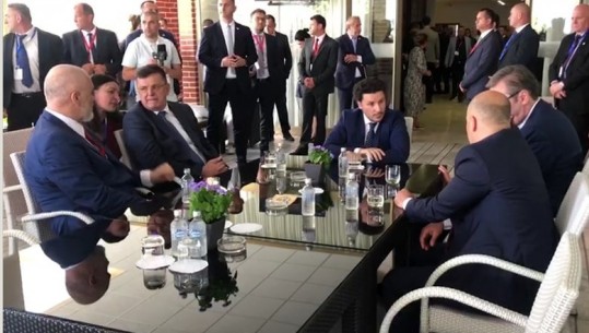 Pas fjalëve hapëse të samitit, liderët e vendeve të Ballkanit të Hapur ulen për një kafe (VIDEO)