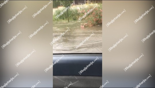 Moti i keq, prezencë e madhe uji në autostradën Tiranë-Durrës