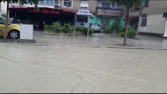 Berat/ Shiu i rrëmbyeshëm dhe breshëri përmbyt rrugët e qytetit, uji mbulon trotuaret