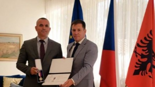 Dekorohen 3 zyrtarë të lartë policorë nga Policia çeke, vlerësohet kontributi i ish-kryepolicit Ardi Veliu