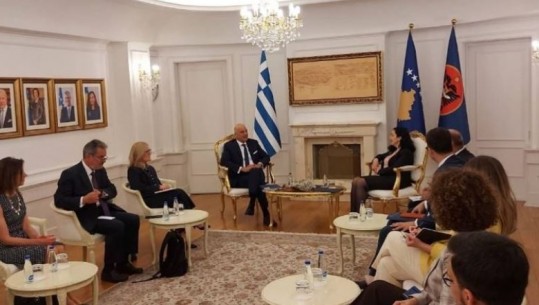 Dendias vizitë zyrtare në Kosovë, Presidentja Osmani: Shpresojmë që së shpejti të formalizohet vendimi për njohjen