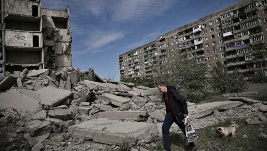 Sulmet ajrore shkatërrojnë një shkollë në Ukrainë