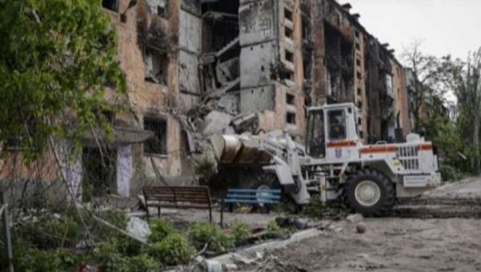 Zyrtari ukrainas: Qindra trupa janë gjetur në gërmadhat e ndërtesave të shembura në Mariupol