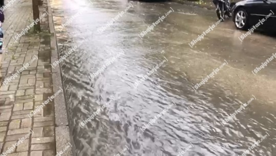 Mjaftojnë 2 orë shi, përmbyten rrugën e Gramshit (VIDEO)
