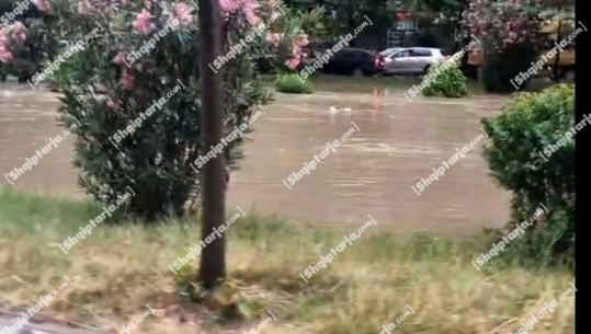 Lana del nga shtrati në Tiranë, përmbyten rrugët kryesore (VIDEO)