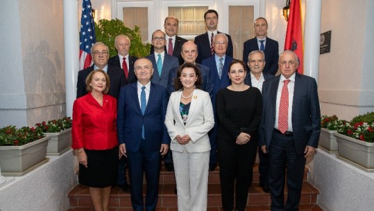 100 vjetori i marrëdhënieve diplomatike SHBA-Shqipëri, Kim bën bashkë ish-ministrat e Jashtëm në 'Shtëpinë Ryerson', të pranishëm Meta e Basha