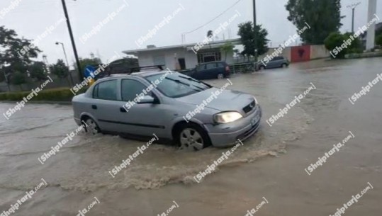 ​​​​​​​Shiu dhe stuhia 'paralizojnë' Kuçovën, i gjithë qyteti pa drita, banorët: Askush nuk na dëgjon,jemi përmbytur disa herë