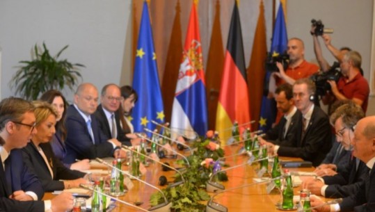 Vuçiç flet pas takimit me kancelarin gjerman: Askush në BE s’ka thënë që njohja e Kosovës është qëllimi i dialogut