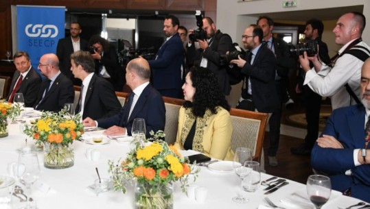 ‘Distancë kilometrike’ me Ramën, Vjosa Osmani publikon foto nga Samiti i Selanikut, por ‘pret’ kryeministrin e Shqipërisë! Debate të forta në Prishtinë