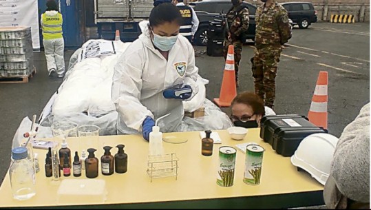 Fshehën 2.2 ton kokainë në kanaçet me lëng shpargu, zbulohet si do e kalonin nga Peruja në Hollandë! Droga kapte vlerën e 160 milionë dollarëve