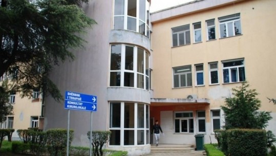 Adoleshenti mbërrin në spitalin e Elbasanit me plagë në trup! Shoqërohet nga dy patrulla policie