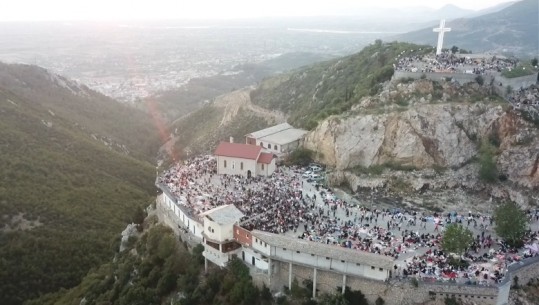 Mrekullitë e Shna Ndout/ Pelegrinazhi në kishën e Laçit, mijëra besimtarë mblidhen me shpresë e besim në vendin e shenjtë (VIDEO)