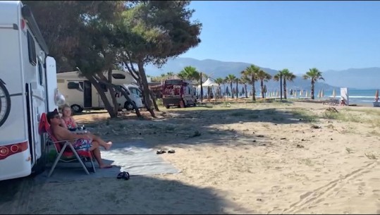Kampingjet në plazhin e vjetër të Vlorës, turistët: Mrekulli e natyrës, por mungon pastërtia