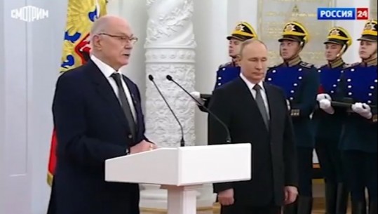 Presidenti Putin shfaqet në gjendje jo të mirë shëndetësore gjatë një ceremonie, ja si dridhet në mënyrë të pakontrolluar