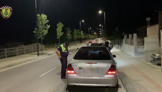 Gjobiten 322 shoferë në Berat, 2 persona nën hetim pasi lëviznin pa patentë, vazhdojnë kontrollet e policisë rrugore në Berat (VIDEO)
