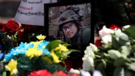 U vra gjatë një misioni, i jepet lamtumira e fundit në Kharkiv Evgeny Khrapko, mjekut që shpëtoi qindra jetë në luftë