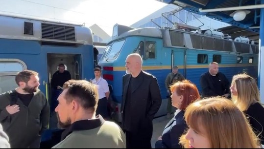 Nga mbërritja me tren te siguria dhe ushtarët e armatosur, dalin pamjet e vizitës së Ramës në Kiev