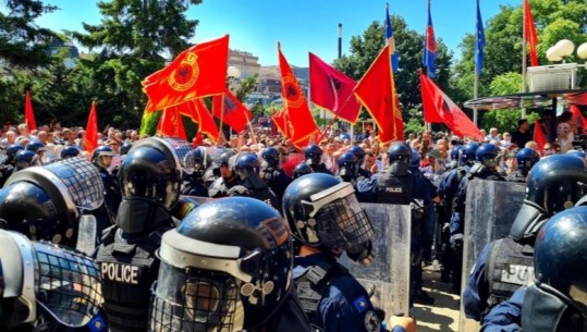 Veteranët hyjnë në oborrin e Kuvendit, përshkallëzohet protesta në Kosovë