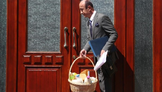VIDEOLAJM/ Deputeti Dash Sula shkon me produktet e shportës në Kuvend: I blejnë vetëm deputetët, se njerëzit s'kanë lekë