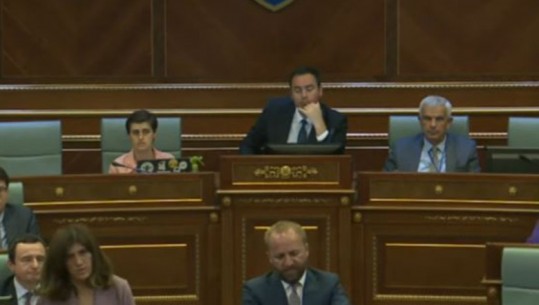 Tensione në Kuvendin e Kosovës, deputeti i PDK-së këput mikrofonin, ndërpritet seanca  (VIDEO)