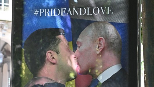 FOTOLAJM/ 'Puthje vëllazërore socialiste'! Posteri i dyshes Zelenksy-Putin ngjall sensacion në rrjet