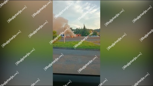 Tym e flakë, shkrumbohet makina në mes të autostradës Tiranë-Durrës! Plagoset shoferi (VIDEO)