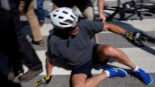 VIDEOLAJM/ Presidenti Joe Biden rrëzohet nga biçikleta