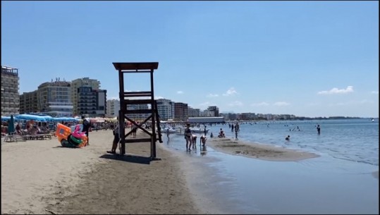 Fluks turistësh në plazhin e Shëngjinit, mungojnë rojet bregdetare! Qytetarët: E rrezikshme