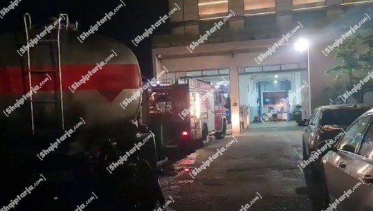 Shkrumbohet nga flakët gjatë natës magazina në Durrës! Dëme të shumta materiale, nuk dihet shkaku (VIDEO)